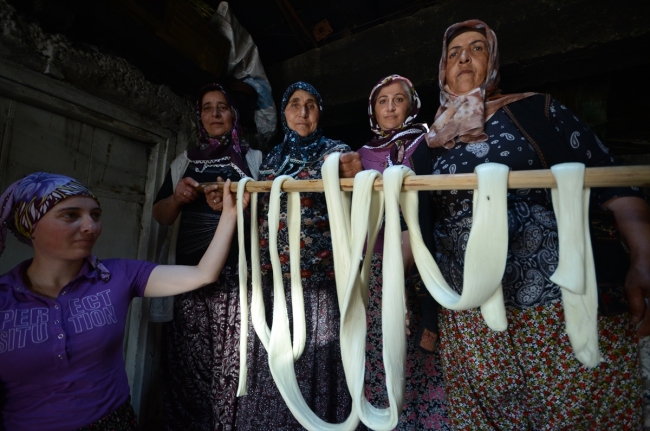 Kars'ta köylü kadınlar "çeçil peyniri" üretimine başladı